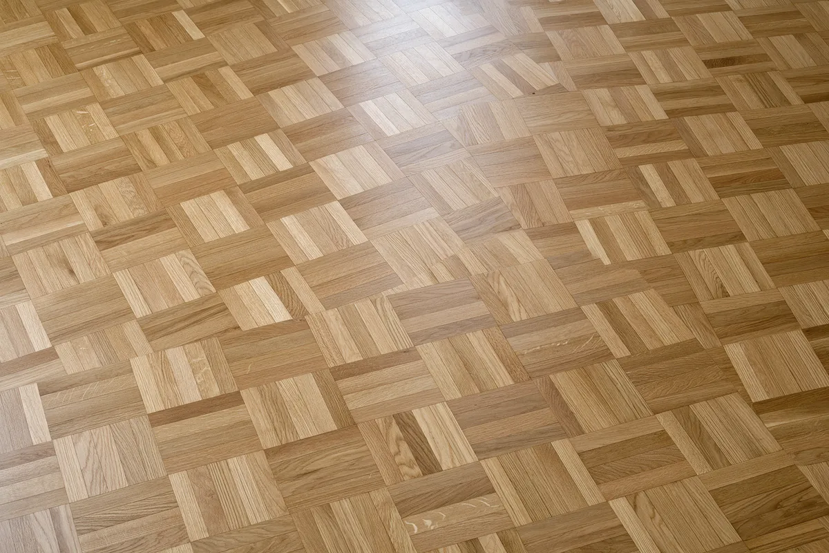 Eiken parket in blokpatroon met vakken van korte stroken, afwisselend liggend en staand