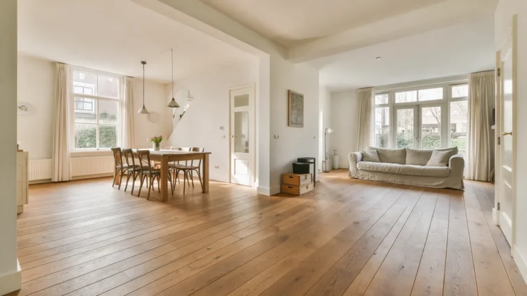Lichte woonkamer en eetkamer met een eiken parketvloer van brede geoliede planken
